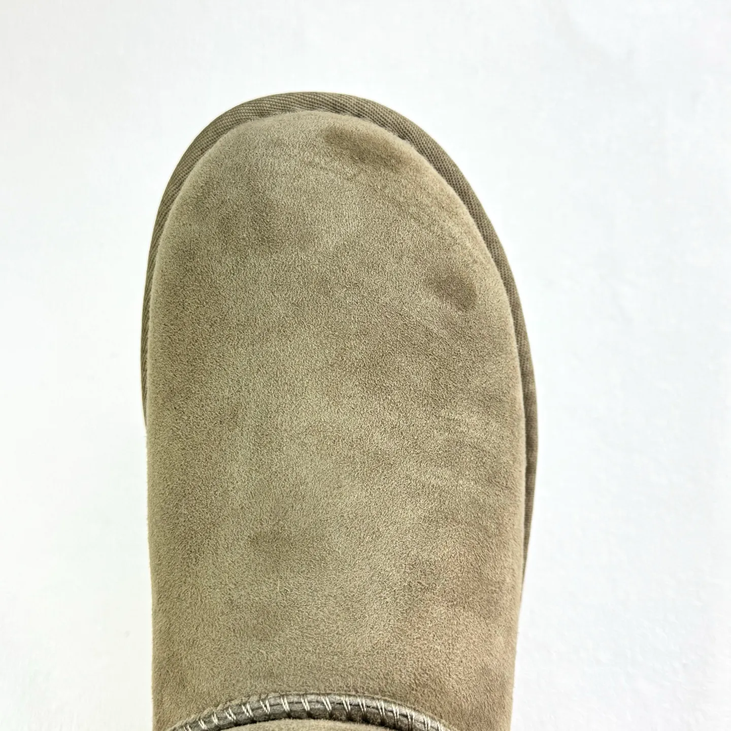 💰380 1116109 UGG Classic Ultra Mini Same style as Zhou Dongyu and Wang Yibo Thin-soled short snow boots Xiaohongshu hot style Wool one-piece mini boots Premium suede upper Delicate feel Wool lining Comfortable and skin-friendly Warm and comfortable so you are not afraid of cold weather Wear-resistant one-piece foam shoe cover EVA soft elastic thick sole Heightening outsole Purchasing level Essential winter snow boots Size: 35 36 37 38 39 40 41 42 43 44 45